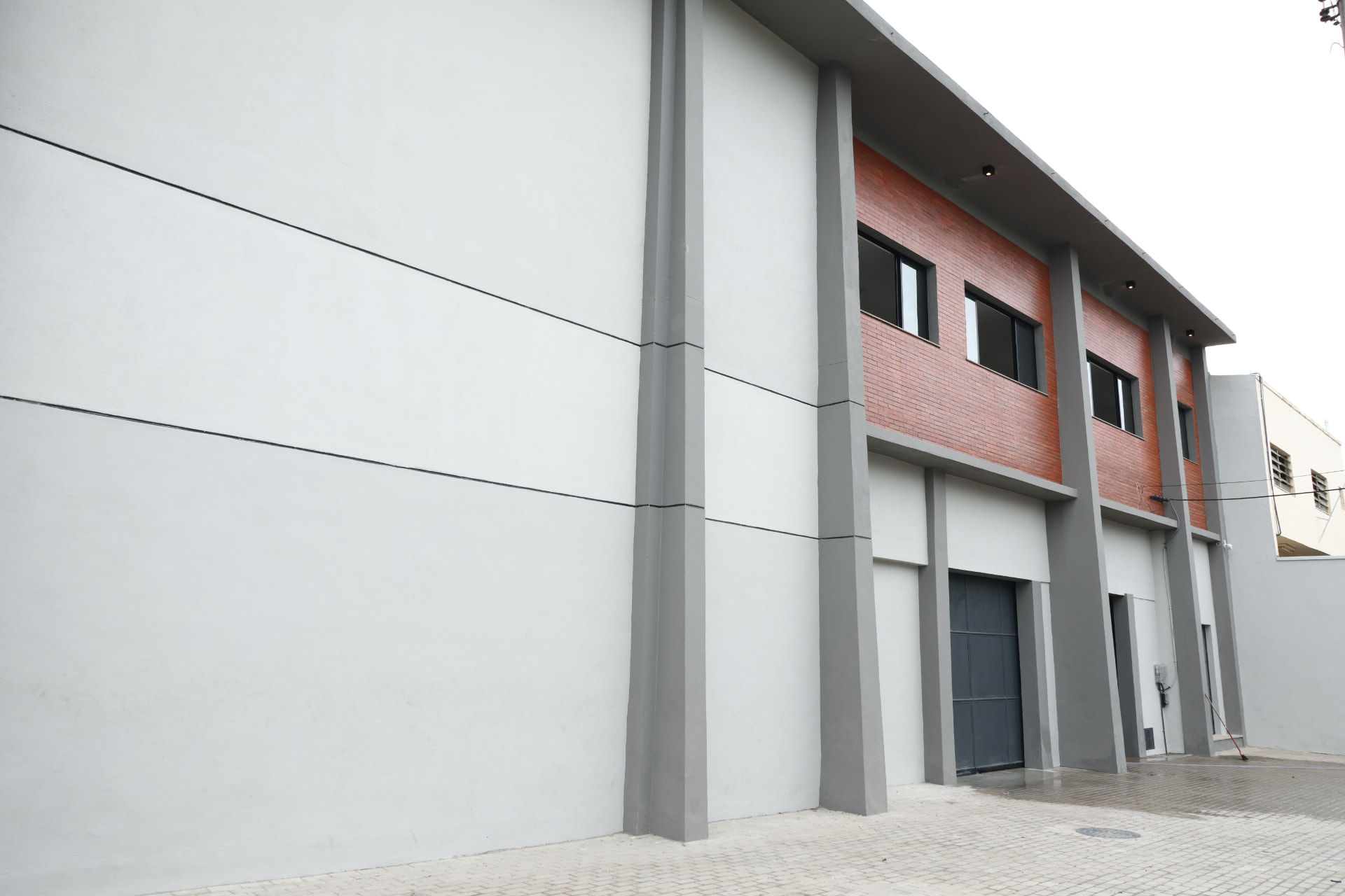 Fachada lateral e bloco administrativo