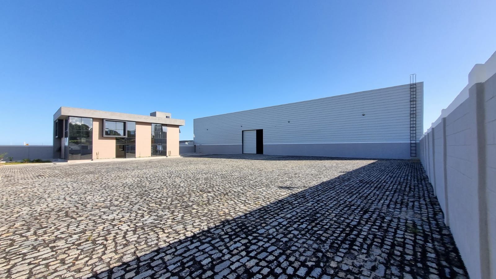 Pátio e estacionamento